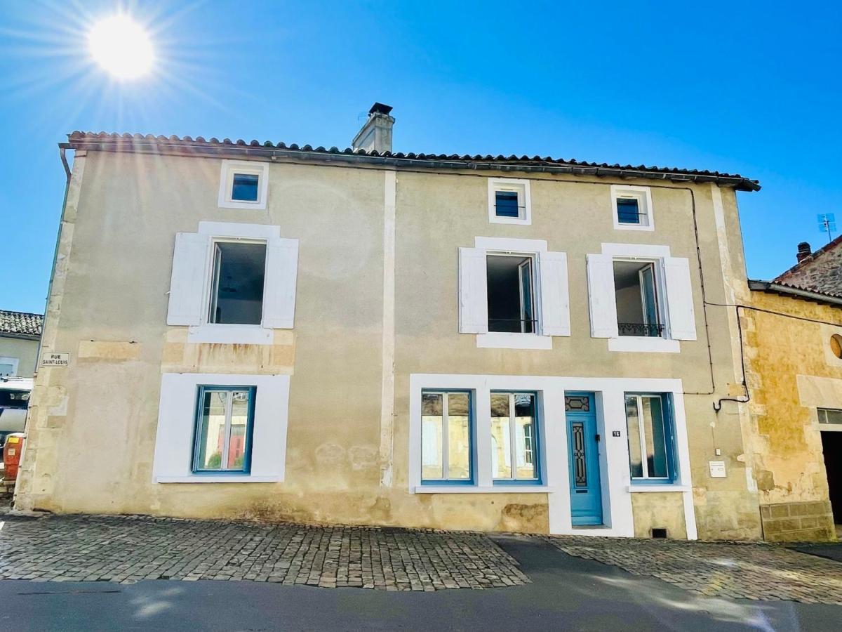 La Carree Des Amis Villa Lusignan Екстериор снимка